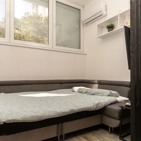 Ena - Located In Quiet Area 500m Of The Sea Pula