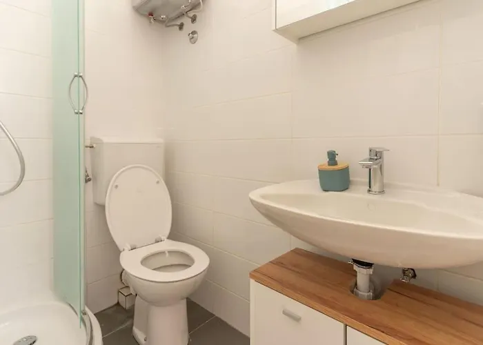 Ena - Located In Quiet Area 500m Of The Sea Apartment Pula