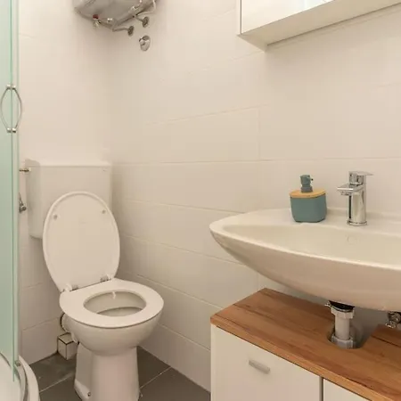 Ena - Located In Quiet Area 500m Of The Sea Appartement Pula
