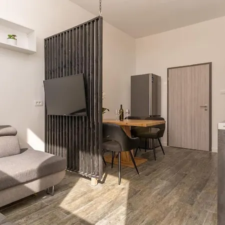 Ena - Located In Quiet Area 500m Of The Sea * Пула