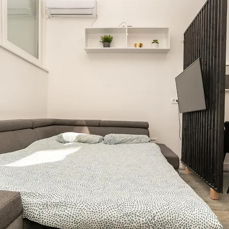 Ena - Located In Quiet Area 500m Of The Sea Pula