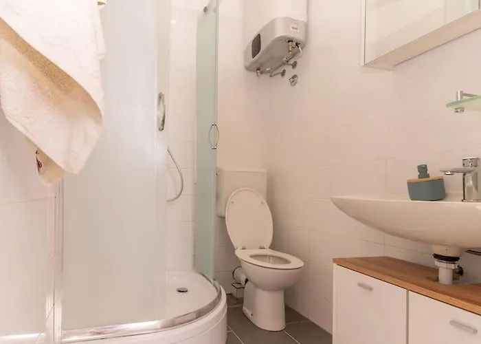 Ena - Located In Quiet Area 500m Of The Sea Пула