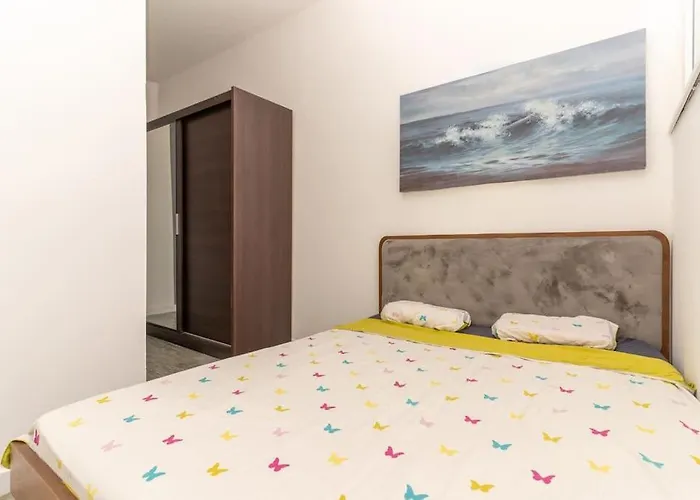 Ena - Located In Quiet Area 500m Of The Sea Пула