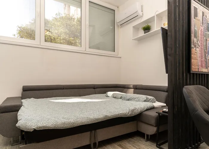 Ena - Located In Quiet Area 500m Of The Sea Пула