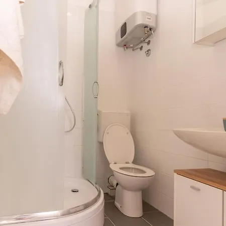 Ena - Located In Quiet Area 500m Of The Sea Pula