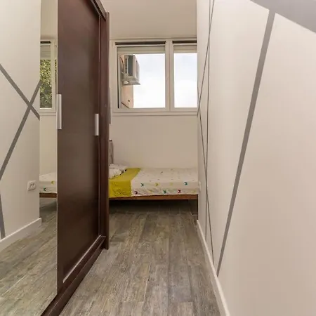 Apartment Ena - Located In Quiet Area 500m Of The Sea Pula