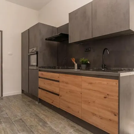 Ena - Located In Quiet Area 500m Of The Sea Apartment